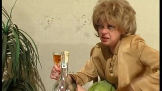 Тетя пришла в гости к своей сестре и, после посидели и выпили, пьяная тетка осталась за столом.